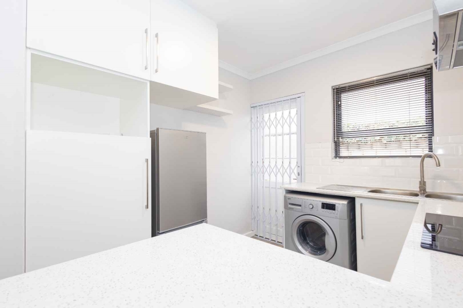 To Let 2 Bedroom Property for Rent in Loevenstein Western Cape